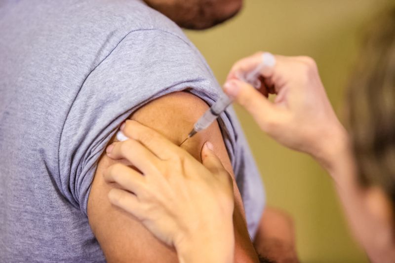 O governador do Pará, Helder Barbalho, e o secretário estadual de Saúde do Pará, Alberto Beltrame, lançaram oficialmente, nesta sexta-feira (27), em Belém, a Campanha Vacinação contra o Sarampo, que foi antecipada especialmente no Estado para resgatar a cobertura vacinal contra a doença e assim aumentar a proteção da população paraense. <div class='credito_fotos'>Foto: Marco Santos / Ag. Pará   |   <a href='/midias/2019/originais/5502_antecipacaodevacinacontraosarampo-fotomarcosantos-3.jpg' download><i class='fa-solid fa-download'></i> Download</a></div>