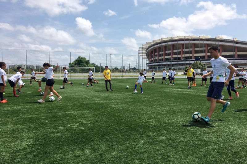 Os alunos que irão fazer parte do projeto Gol do Brasil participaram, nesta segunda-feira (30), junto com seus pais ou responsáveis, da aula inaugural do Projeto, que ocorreu no Centro da Juventude (CEJU), em Belém. 