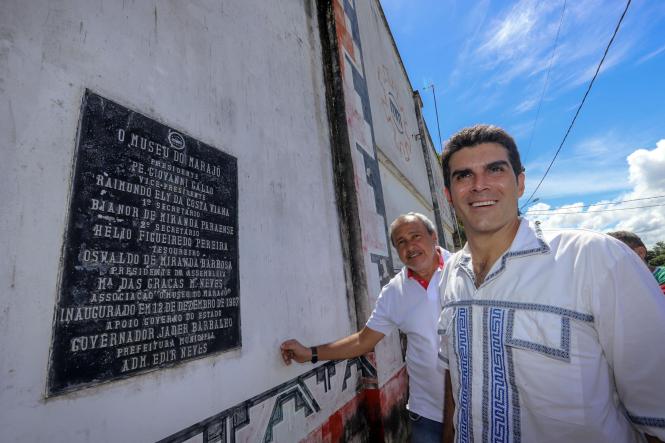 Depois de passar por Salvaterra e Soure, no Marajó, o governador Helder Barbalho foi até o município de Cachoeira do Arari, onde ocorria, neste domingo (20), a festividade de São Sebastião, considerado como o padroeiro dos vaqueiros do Marajó. No local, o governador visitou, acompanhado pelo prefeito Jaime Barbosa, secretários de Estado e deputados estaduais e federais, o Museu do Marajó, fechado para o público desde dezembro do ano passado por conta de problemas apontados pelo Corpo de Bombeiros. Lá, o chefe do Executivo Estadual assinou um protocolo de intenções com a prefeitura municipal e a presidência do Museu do Marajó, para viabilizar a adequação e recuperação do imóvel que abriga a instituição.

FOTO: MARCO SANTOS/AGÊNCIA PARÁ
DATA; 20.01.2019
CACHOEIRA DO ARARI - PARÁ <div class='credito_fotos'>Foto: Marco Santos / Ag. Pará   |   <a href='/midias/2019/originais/550d598b-b5d9-4f7e-8060-65116b456cce.jpg' download><i class='fa-solid fa-download'></i> Download</a></div>