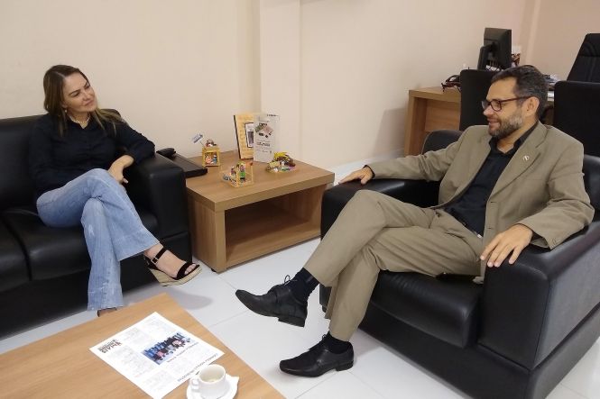 A Imprensa Oficial do Estado do Pará (Ioepa) firmou parceria com a Junta Comercial do Pará (Jucepa) para ampliar a oferta de serviços à população em todo o Estado. O trabalho integrado dos dois órgãos vai garantir aos usuários das Unidades Descentralizadas (UDs) da Jucepa em 30 municípios o acesso à emissão dos certificados digitais nos procedimentos de abertura de empresas.

FOTO: ASCOM  IOE / Eduardo Rosas 
DATA: 24.05.2019
BELÉM - PARÁ <div class='credito_fotos'>Foto: EDUARDO ROSAS / ASCOM IOE   |   <a href='/midias/2019/originais/5533bebd-5884-4280-8ca5-972611c91993.jpg' download><i class='fa-solid fa-download'></i> Download</a></div>