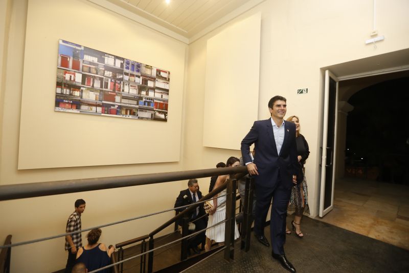 O governador Helder Barbalho visitou as exposições montadas na Casa das Onze Janelas