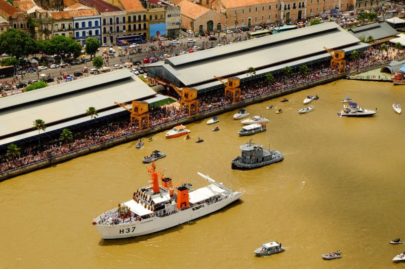 Romaria Fluvial Círio 2019 <div class='credito_fotos'>Foto: Rogerio Uchöa / Ag. Para   |   <a href='/midias/2019/originais/5566_e293525d-65bd-a371-c3a2-0a9d95e8e9fa.jpg' download><i class='fa-solid fa-download'></i> Download</a></div>