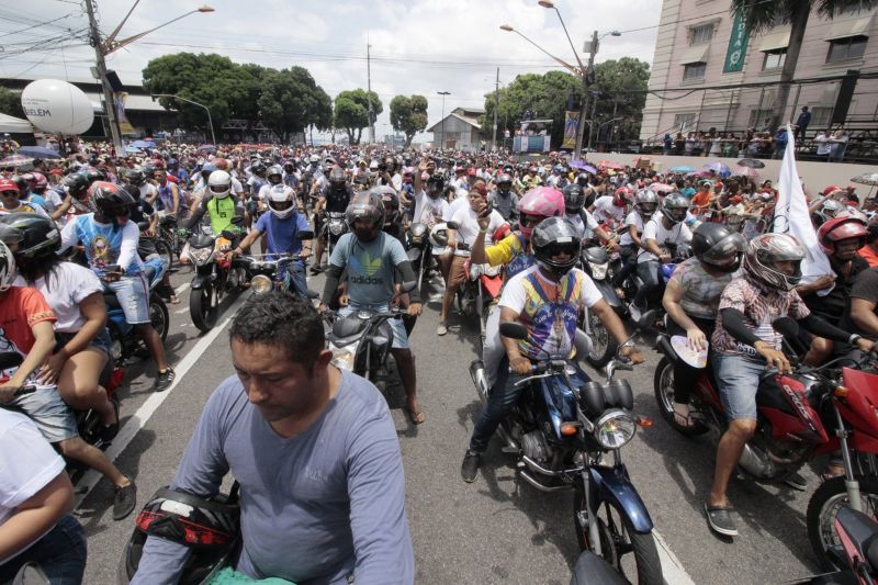 A Imagem Peregrina de Nossa Senhora de Nazaré foi recebida com honras de chefe de Estado pela Polícia Militar após a Romaria Fluvial na manhã deste sábado (12), em Belém. Minutos depois da chegada da procissão na Praça Pedro Teixeira, a imagem foi colocada no carro da Polícia Rodoviária Federal (PRF) para o início da Moto Romaria, que seguiu até o colégio Gentil Bittencourt em 2,5 quilômetros de percurso. <div class='credito_fotos'>Foto: Ricardo Amanajás / Ag. Pará   |   <a href='/midias/2019/originais/5568_12ec9323-2991-3952-00b3-707375e24a5d.jpg' download><i class='fa-solid fa-download'></i> Download</a></div>