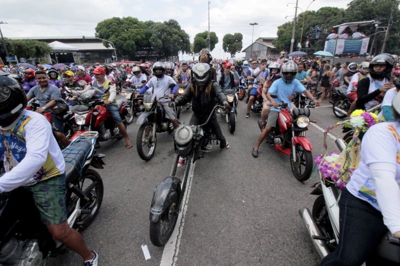 A Imagem Peregrina de Nossa Senhora de Nazaré foi recebida com honras de chefe de Estado pela Polícia Militar após a Romaria Fluvial na manhã deste sábado (12), em Belém. Minutos depois da chegada da procissão na Praça Pedro Teixeira, a imagem foi colocada no carro da Polícia Rodoviária Federal (PRF) para o início da Moto Romaria, que seguiu até o colégio Gentil Bittencourt em 2,5 quilômetros de percurso. <div class='credito_fotos'>Foto: Ricardo Amanajás / Ag. Pará   |   <a href='/midias/2019/originais/5568_1b2298bd-2a89-061a-3592-c36930153c90.jpg' download><i class='fa-solid fa-download'></i> Download</a></div>
