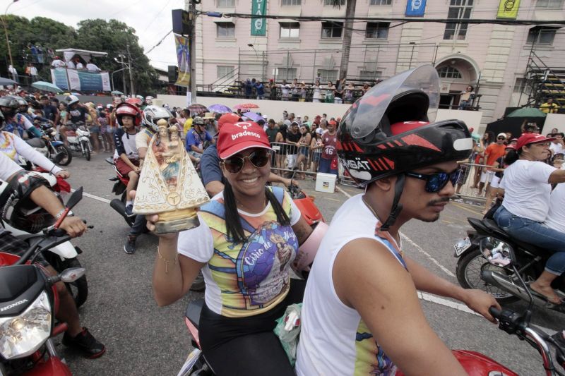 A Imagem Peregrina de Nossa Senhora de Nazaré foi recebida com honras de chefe de Estado pela Polícia Militar após a Romaria Fluvial na manhã deste sábado (12), em Belém. Minutos depois da chegada da procissão na Praça Pedro Teixeira, a imagem foi colocada no carro da Polícia Rodoviária Federal (PRF) para o início da Moto Romaria, que seguiu até o colégio Gentil Bittencourt em 2,5 quilômetros de percurso. <div class='credito_fotos'>Foto: Ricardo Amanajás / Ag. Pará   |   <a href='/midias/2019/originais/5568_405cf986-ca4b-cea4-e5bd-b6469ea21844.jpg' download><i class='fa-solid fa-download'></i> Download</a></div>