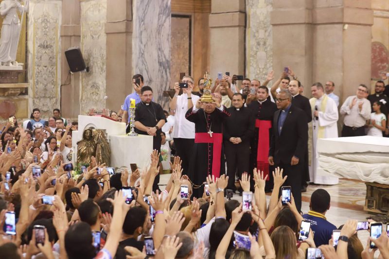 Desde o início da manhã deste sábado (12), devotos de Nossa Senhora de Nazaré lotaram a Basílica Santuário para um dos momentos mais esperados pelos católicos no Círio: a descida da imagem original de Nossa Senhora de Nazaré do “Glória”. A Imagem desceu do alto-mor da igreja por volta do meio dia. <div class='credito_fotos'>Foto: Marco Santos / Ag. Pará   |   <a href='/midias/2019/originais/5571_04c4d390-63fc-6ba4-6a81-6f5104e432b4.jpg' download><i class='fa-solid fa-download'></i> Download</a></div>