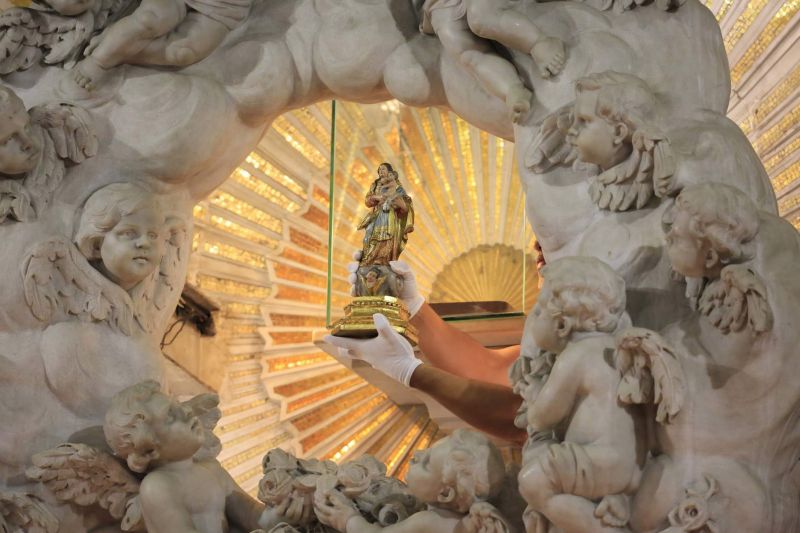 Desde o início da manhã deste sábado (12), devotos de Nossa Senhora de Nazaré lotaram a Basílica Santuário para um dos momentos mais esperados pelos católicos no Círio: a descida da imagem original de Nossa Senhora de Nazaré do “Glória”. A Imagem desceu do alto-mor da igreja por volta do meio dia. <div class='credito_fotos'>Foto: Marco Santos / Ag. Pará   |   <a href='/midias/2019/originais/5571_638137b3-5568-eaab-09fc-86ecd5eb89e7.jpg' download><i class='fa-solid fa-download'></i> Download</a></div>