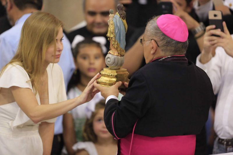 Desde o início da manhã deste sábado (12), devotos de Nossa Senhora de Nazaré lotaram a Basílica Santuário para um dos momentos mais esperados pelos católicos no Círio: a descida da imagem original de Nossa Senhora de Nazaré do “Glória”. A Imagem desceu do alto-mor da igreja por volta do meio dia. <div class='credito_fotos'>Foto: Marco Santos / Ag. Pará   |   <a href='/midias/2019/originais/5571_be0a839a-aab0-650f-9b1b-f8b65363ae81.jpg' download><i class='fa-solid fa-download'></i> Download</a></div>