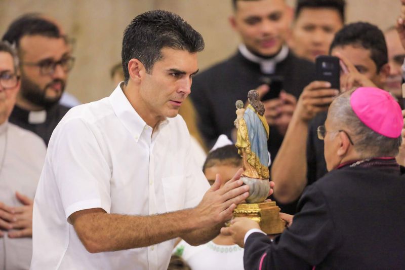Desde o início da manhã deste sábado (12), devotos de Nossa Senhora de Nazaré lotaram a Basílica Santuário para um dos momentos mais esperados pelos católicos no Círio: a descida da imagem original de Nossa Senhora de Nazaré do “Glória”. A Imagem desceu do alto-mor da igreja por volta do meio dia. <div class='credito_fotos'>Foto: Marco Santos / Ag. Pará   |   <a href='/midias/2019/originais/5571_bf536198-75e5-626f-41cd-e07fb4eea420.jpg' download><i class='fa-solid fa-download'></i> Download</a></div>