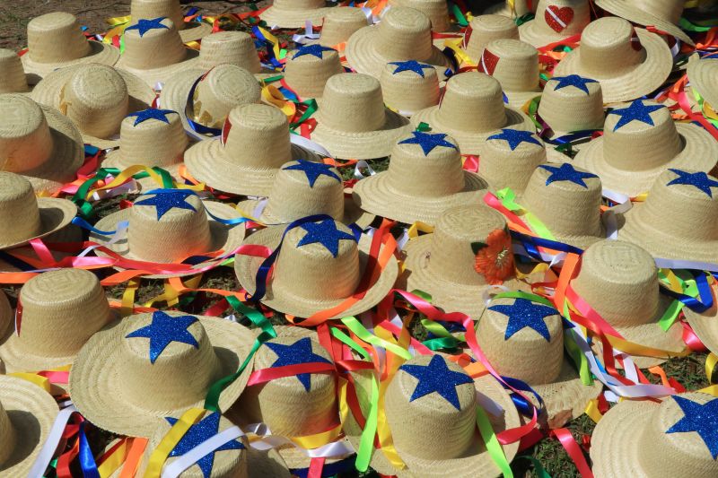 Desde cedo, as cores e os batuques do Arrastão do Pavulagem animaram o entorno da Praça Pedro Teixeira, que no final da manhã deste sábado recebeu a Imagem Peregrina de Nossa Senhora de Nazaré, ao final da Romaria Fluvial. A festa começou antes mesmo da chegada do também conhecido como Círio das Águas,  com a concentração do "Batalhão da Estrela" - nome dado ao grupo de percussionistas que compõem o arrastão - na Av. Boulevard Castilho França, bem em frente à sede do Instituto Arraial do Pavulagem. <div class='credito_fotos'>Foto: Jader Paes / Agência Pará   |   <a href='/midias/2019/originais/5572_3fbae0b3-b366-619e-26b2-10d971517f34.jpg' download><i class='fa-solid fa-download'></i> Download</a></div>