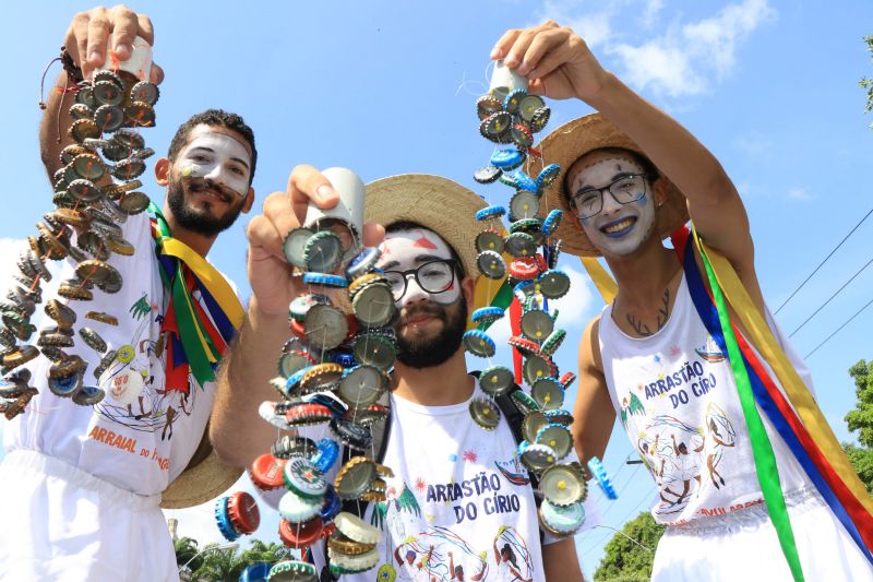 Desde cedo, as cores e os batuques do Arrastão do Pavulagem animaram o entorno da Praça Pedro Teixeira, que no final da manhã deste sábado recebeu a Imagem Peregrina de Nossa Senhora de Nazaré, ao final da Romaria Fluvial. A festa começou antes mesmo da chegada do também conhecido como Círio das Águas,  com a concentração do "Batalhão da Estrela" - nome dado ao grupo de percussionistas que compõem o arrastão - na Av. Boulevard Castilho França, bem em frente à sede do Instituto Arraial do Pavulagem. <div class='credito_fotos'>Foto: Jader Paes / Agência Pará   |   <a href='/midias/2019/originais/5572_707ecf3a-3ace-b570-a06f-f49f22834a03.jpg' download><i class='fa-solid fa-download'></i> Download</a></div>