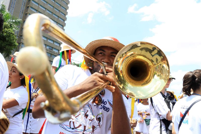 Desde cedo, as cores e os batuques do Arrastão do Pavulagem animaram o entorno da Praça Pedro Teixeira, que no final da manhã deste sábado recebeu a Imagem Peregrina de Nossa Senhora de Nazaré, ao final da Romaria Fluvial. A festa começou antes mesmo da chegada do também conhecido como Círio das Águas,  com a concentração do "Batalhão da Estrela" - nome dado ao grupo de percussionistas que compõem o arrastão - na Av. Boulevard Castilho França, bem em frente à sede do Instituto Arraial do Pavulagem. <div class='credito_fotos'>Foto: Jader Paes / Agência Pará   |   <a href='/midias/2019/originais/5572_e7a8e939-bb70-1008-cf13-1d9e45aa8e7c.jpg' download><i class='fa-solid fa-download'></i> Download</a></div>