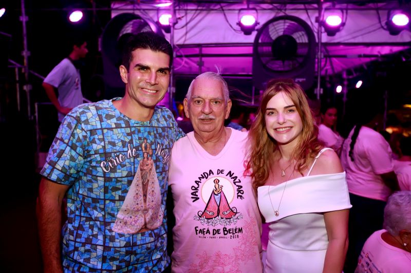 Governador participa do traslado de Nossa Senhora de Nazaré. <div class='credito_fotos'>Foto: Marco Santos / Ag. Pará   |   <a href='/midias/2019/originais/5574_b3c00b71-17b8-ed7c-ec29-ae42fb495658.jpg' download><i class='fa-solid fa-download'></i> Download</a></div>