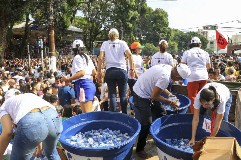 Cosanpa faz doação de 35 mil "águas" em procissão do Círio de 2019 <div class='credito_fotos'>Foto: Jader Paes / Agência Pará   |   <a href='/midias/2019/originais/5575_1fe1d480-038b-3cdd-e16f-20b1bb4a47bd.jpg' download><i class='fa-solid fa-download'></i> Download</a></div>