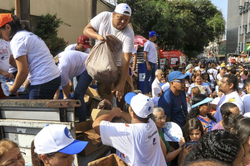 Cosanpa faz doação de 35 mil "águas" em procissão do Círio de 2019 <div class='credito_fotos'>Foto: Jader Paes / Agência Pará   |   <a href='/midias/2019/originais/5575_e809f5bb-7c20-d424-24d1-5b320051294a.jpg' download><i class='fa-solid fa-download'></i> Download</a></div>