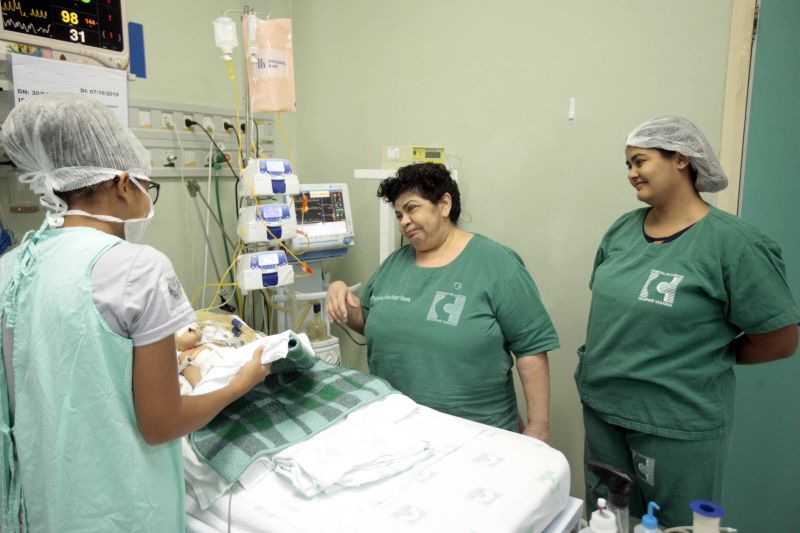 São 38 anos de medicina e ela ainda tem o brilho nos olhos ao falar da missão que escolheu. “É uma profissão maravilhosa. A gente trabalha com a alma das pessoas. Porque a gente fica aqui cuidando do amor de alguém”.  <div class='credito_fotos'>Foto: Bruno Cecim / Ag.Pará   |   <a href='/midias/2019/originais/5579_f5fc1e0c-565c-c618-77cf-e7418e99df23.jpg' download><i class='fa-solid fa-download'></i> Download</a></div>