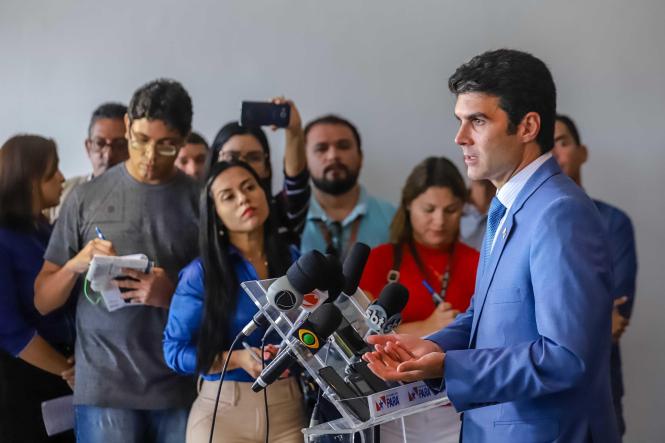 O general Guilherme Theophilo, titular da Secretaria Nacional de Segurança Pública (Senasp), desembarcou hoje ao Pará e apresentou ao governador Helder Barbalho e representantes dos órgãos do Sistema de Segurança Pública (SISP) o Programa Nacional de Enfrentamento à Criminalidade Violenta, que terá início nos próximos meses e, assim como ocorre no planejamento do governo do Pará, o programa federal também une o uso das forças policiais com ações de governo que efetivamente atuem no prevenção à criminalidade. A reunião teve ainda a participação de representantes dos poderes legislativos estadual e federal, e da Prefeitura de Ananindeua, um dos 7 municípios escolhidos pelo Governo Federal para receber o programa nacional.

FOTO: MARCO SANTOS / AGÊNCIA PARÁ
DATA: 07.03.2019
BELÉM - PA <div class='credito_fotos'>Foto: Marco Santos / Ag. Pará   |   <a href='/midias/2019/originais/5579ae3f-f07c-4b1e-a0b5-20aea2bf7a7e.jpg' download><i class='fa-solid fa-download'></i> Download</a></div>