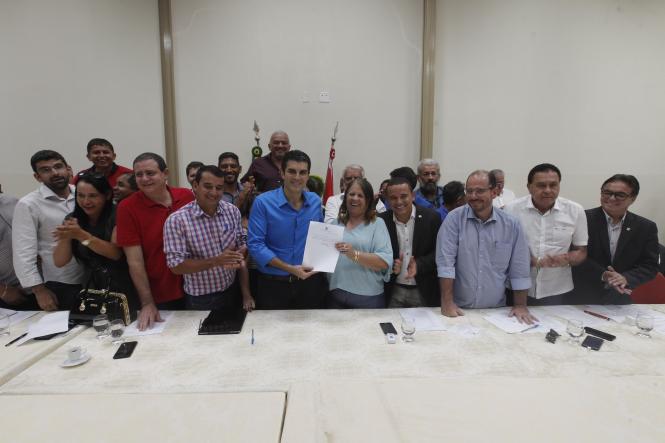 No segundo dia do Governo Por Todo o Pará, em Marabá, programa que propõe a descentralização das ações do Executivo Estadual para as diversas regiões paraenses, prefeitos de 39 municípios do sul e sudeste do Pará tiveram reuniões agendadas com a equipe de governo. Reforma e construção de escolas, asfalto, estradas vicinais, pontes e mais segurança no Estado foram as principais demandas apresentadas.

FOTO MAYCON NUNES / AGENCIA PARA
DATA 03.04.2019
MARABA - PARA <div class='credito_fotos'>Foto: Maycon Nunes / Ag. Pará   |   <a href='/midias/2019/originais/5580254c-888a-4052-b9b3-ad43edbcbf9b.jpg' download><i class='fa-solid fa-download'></i> Download</a></div>