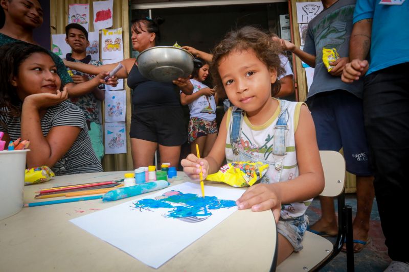 O bairro do Guamá recebeu um dia inteiro de serviços, atividades e atrações culturais, realizadas por diversas secretarias estaduais. Realizada pela Secult, a programação da tarde promete animar os moradores com artistas do próprio bairro. <div class='credito_fotos'>Foto: Alex Ribeiro / Ag. Pará   |   <a href='/midias/2019/originais/5580_e75f4db2-e12f-71ea-1f08-01e49a2d65d3.jpg' download><i class='fa-solid fa-download'></i> Download</a></div>