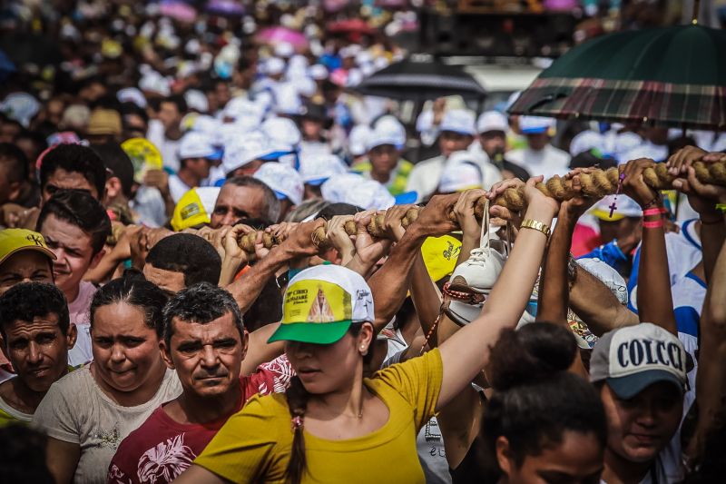 Círio de Nossa Senhora de Nazaré em Marabá
Majestosa e cercada de fiéis, a imagem de Nossa Senhora de Nazaré percorreu, neste domingo (20), as ruas de Marabá, no sudeste paraense. Com um manto em alusão à fauna e flora da região, e transportada em uma berlinda decorada com flores ornamentais da Amazônia – em tons laranja e vermelho, a Imagem fez jus ao tema da 39ª edição da festa, intitulada "Rainha da Amazônia". A procissão terminou quase meio dia, no Santuário de Nazaré, onde uma missa foi celebrada.

Foto: Marco Santos- Ag Pará <div class='credito_fotos'>Foto: Marco Santos / Ag. Pará   |   <a href='/midias/2019/originais/5582_0ede2532-ee62-8fda-4b3e-5e9adb2e06d1.jpg' download><i class='fa-solid fa-download'></i> Download</a></div>