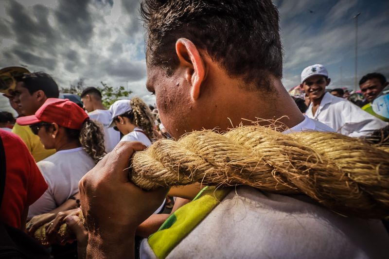 Círio de Nossa Senhora de Nazaré em Marabá
Majestosa e cercada de fiéis, a imagem de Nossa Senhora de Nazaré percorreu, neste domingo (20), as ruas de Marabá, no sudeste paraense. Com um manto em alusão à fauna e flora da região, e transportada em uma berlinda decorada com flores ornamentais da Amazônia – em tons laranja e vermelho, a Imagem fez jus ao tema da 39ª edição da festa, intitulada "Rainha da Amazônia". A procissão terminou quase meio dia, no Santuário de Nazaré, onde uma missa foi celebrada.

Foto: Marco Santos- Ag Pará <div class='credito_fotos'>Foto: Marco Santos / Ag. Pará   |   <a href='/midias/2019/originais/5582_15ee25f9-5610-76a6-7a82-1ac4b5fa1cde.jpg' download><i class='fa-solid fa-download'></i> Download</a></div>