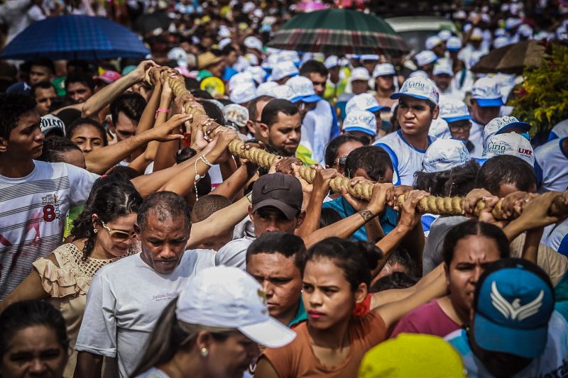Círio de Nossa Senhora de Nazaré em Marabá
Majestosa e cercada de fiéis, a imagem de Nossa Senhora de Nazaré percorreu, neste domingo (20), as ruas de Marabá, no sudeste paraense. Com um manto em alusão à fauna e flora da região, e transportada em uma berlinda decorada com flores ornamentais da Amazônia – em tons laranja e vermelho, a Imagem fez jus ao tema da 39ª edição da festa, intitulada "Rainha da Amazônia". A procissão terminou quase meio dia, no Santuário de Nazaré, onde uma missa foi celebrada.

Foto: Marco Santos- Ag Pará <div class='credito_fotos'>Foto: Marco Santos / Ag. Pará   |   <a href='/midias/2019/originais/5582_1a7b922c-c41b-41bc-a84f-057f4faa4533.jpg' download><i class='fa-solid fa-download'></i> Download</a></div>