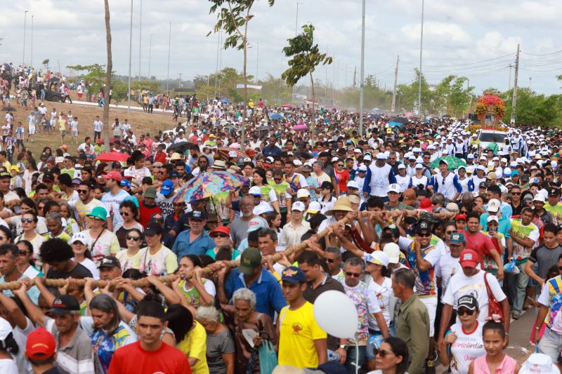 Círio de Nossa Senhora de Nazaré em Marabá
Majestosa e cercada de fiéis, a imagem de Nossa Senhora de Nazaré percorreu, neste domingo (20), as ruas de Marabá, no sudeste paraense. Com um manto em alusão à fauna e flora da região, e transportada em uma berlinda decorada com flores ornamentais da Amazônia – em tons laranja e vermelho, a Imagem fez jus ao tema da 39ª edição da festa, intitulada "Rainha da Amazônia". A procissão terminou quase meio dia, no Santuário de Nazaré, onde uma missa foi celebrada.

Foto: Marco Santos- Ag Pará <div class='credito_fotos'>Foto: Marco Santos / Ag. Pará   |   <a href='/midias/2019/originais/5582_33bbc5c9-7598-0f9a-5f04-9a6a84e8d5d8.jpg' download><i class='fa-solid fa-download'></i> Download</a></div>