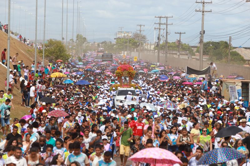 Círio de Nossa Senhora de Nazaré em Marabá
Majestosa e cercada de fiéis, a imagem de Nossa Senhora de Nazaré percorreu, neste domingo (20), as ruas de Marabá, no sudeste paraense. Com um manto em alusão à fauna e flora da região, e transportada em uma berlinda decorada com flores ornamentais da Amazônia – em tons laranja e vermelho, a Imagem fez jus ao tema da 39ª edição da festa, intitulada "Rainha da Amazônia". A procissão terminou quase meio dia, no Santuário de Nazaré, onde uma missa foi celebrada.

Foto: Marco Santos- Ag Pará <div class='credito_fotos'>Foto: Marco Santos / Ag. Pará   |   <a href='/midias/2019/originais/5582_396b82db-dd69-0f87-704b-4ad1e383a8f9.jpg' download><i class='fa-solid fa-download'></i> Download</a></div>