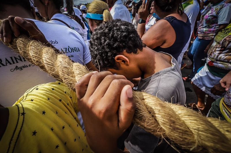Círio de Nossa Senhora de Nazaré em Marabá
Majestosa e cercada de fiéis, a imagem de Nossa Senhora de Nazaré percorreu, neste domingo (20), as ruas de Marabá, no sudeste paraense. Com um manto em alusão à fauna e flora da região, e transportada em uma berlinda decorada com flores ornamentais da Amazônia – em tons laranja e vermelho, a Imagem fez jus ao tema da 39ª edição da festa, intitulada "Rainha da Amazônia". A procissão terminou quase meio dia, no Santuário de Nazaré, onde uma missa foi celebrada.

Foto: Marco Santos- Ag Pará <div class='credito_fotos'>Foto: Marco Santos / Ag. Pará   |   <a href='/midias/2019/originais/5582_4d87051e-790d-4ffa-d4ad-a79002f0ee66.jpg' download><i class='fa-solid fa-download'></i> Download</a></div>