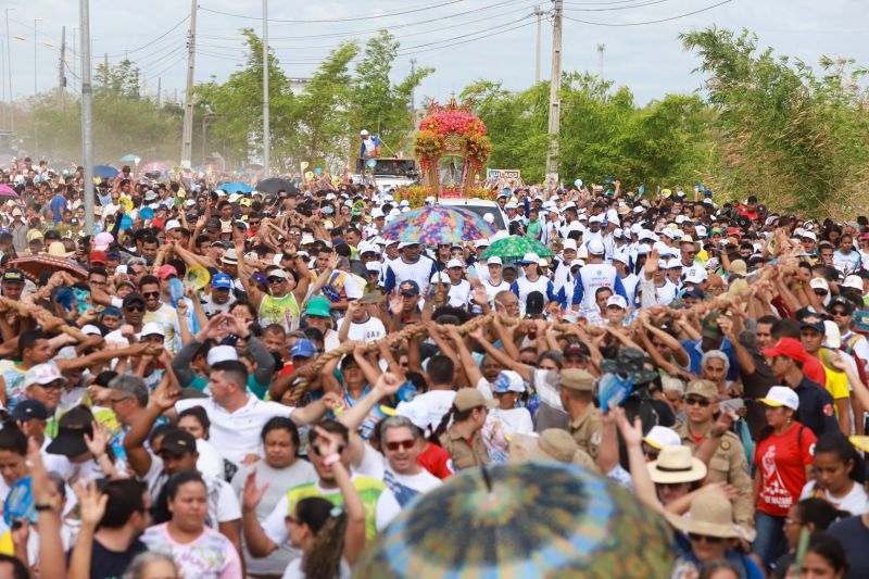 Círio de Nossa Senhora de Nazaré em Marabá
Majestosa e cercada de fiéis, a imagem de Nossa Senhora de Nazaré percorreu, neste domingo (20), as ruas de Marabá, no sudeste paraense. Com um manto em alusão à fauna e flora da região, e transportada em uma berlinda decorada com flores ornamentais da Amazônia – em tons laranja e vermelho, a Imagem fez jus ao tema da 39ª edição da festa, intitulada "Rainha da Amazônia". A procissão terminou quase meio dia, no Santuário de Nazaré, onde uma missa foi celebrada.

Foto: Marco Santos- Ag Pará <div class='credito_fotos'>Foto: Marco Santos / Ag. Pará   |   <a href='/midias/2019/originais/5582_71e9e65c-e009-1993-a917-757335ec47c9.jpg' download><i class='fa-solid fa-download'></i> Download</a></div>