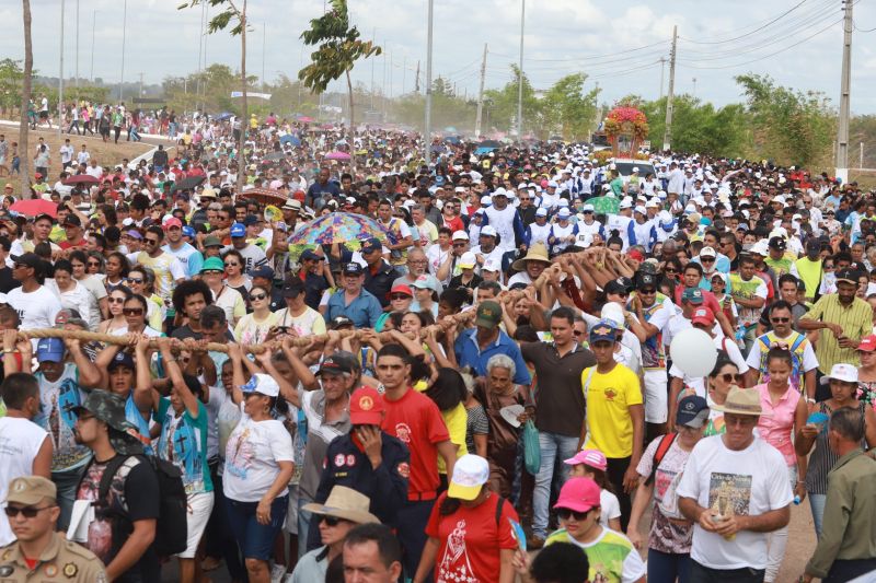 Círio de Nossa Senhora de Nazaré em Marabá
Majestosa e cercada de fiéis, a imagem de Nossa Senhora de Nazaré percorreu, neste domingo (20), as ruas de Marabá, no sudeste paraense. Com um manto em alusão à fauna e flora da região, e transportada em uma berlinda decorada com flores ornamentais da Amazônia – em tons laranja e vermelho, a Imagem fez jus ao tema da 39ª edição da festa, intitulada "Rainha da Amazônia". A procissão terminou quase meio dia, no Santuário de Nazaré, onde uma missa foi celebrada.

Foto: Marco Santos- Ag Pará <div class='credito_fotos'>Foto: Marco Santos / Ag. Pará   |   <a href='/midias/2019/originais/5582_84991784-701e-4026-377b-f08940cf637d.jpg' download><i class='fa-solid fa-download'></i> Download</a></div>