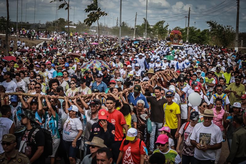Círio de Nossa Senhora de Nazaré em Marabá
Majestosa e cercada de fiéis, a imagem de Nossa Senhora de Nazaré percorreu, neste domingo (20), as ruas de Marabá, no sudeste paraense. Com um manto em alusão à fauna e flora da região, e transportada em uma berlinda decorada com flores ornamentais da Amazônia – em tons laranja e vermelho, a Imagem fez jus ao tema da 39ª edição da festa, intitulada "Rainha da Amazônia". A procissão terminou quase meio dia, no Santuário de Nazaré, onde uma missa foi celebrada.

Foto: Marco Santos- Ag Pará <div class='credito_fotos'>Foto: Marco Santos / Ag. Pará   |   <a href='/midias/2019/originais/5582_d0340db5-e73b-79cd-5d4d-607c948b9666.jpg' download><i class='fa-solid fa-download'></i> Download</a></div>