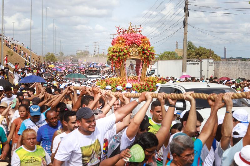 Círio de Nossa Senhora de Nazaré em Marabá
Majestosa e cercada de fiéis, a imagem de Nossa Senhora de Nazaré percorreu, neste domingo (20), as ruas de Marabá, no sudeste paraense. Com um manto em alusão à fauna e flora da região, e transportada em uma berlinda decorada com flores ornamentais da Amazônia – em tons laranja e vermelho, a Imagem fez jus ao tema da 39ª edição da festa, intitulada "Rainha da Amazônia". A procissão terminou quase meio dia, no Santuário de Nazaré, onde uma missa foi celebrada.

Foto: Marco Santos- Ag Pará <div class='credito_fotos'>Foto: Marco Santos / Ag. Pará   |   <a href='/midias/2019/originais/5582_e8e6cc75-29e2-0c6d-e23f-cd6dfddcb893.jpg' download><i class='fa-solid fa-download'></i> Download</a></div>