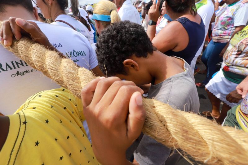 Círio de Nossa Senhora de Nazaré em Marabá
Majestosa e cercada de fiéis, a imagem de Nossa Senhora de Nazaré percorreu, neste domingo (20), as ruas de Marabá, no sudeste paraense. Com um manto em alusão à fauna e flora da região, e transportada em uma berlinda decorada com flores ornamentais da Amazônia – em tons laranja e vermelho, a Imagem fez jus ao tema da 39ª edição da festa, intitulada "Rainha da Amazônia". A procissão terminou quase meio dia, no Santuário de Nazaré, onde uma missa foi celebrada.

Foto: Marco Santos- Ag Pará <div class='credito_fotos'>Foto: Marco Santos / Ag. Pará   |   <a href='/midias/2019/originais/5582_fe5e3be0-4244-b917-bf83-3b4cc002772e.jpg' download><i class='fa-solid fa-download'></i> Download</a></div>