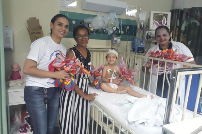 Foi no Hospital Regional do Sudeste do Pará - Dr. Geraldo Veloso (HRSP), em Marabá (PA), que Carlos Henrique Feitosa, de 11 anos, conheceu pela primeira um ovo de chocolate na Páscoa. A ação foi possível com o apoio de voluntários do grupo "Amigos do Bem", que se reuniram para presentear os pacientes e acompanhantes da Clínica Pediátrica e das Unidades de Terapia Intensiva Neonatal e Pediátrica neste final de semana. A entrega dos chocolates também contou com a participação do Instituto Hosana Lopes da Abreu, do bairro da Liberdade.

FOTO: DIVULGAÇÃO
DATA: 22.04.2019
MARABÁ - PARÁ <div class='credito_fotos'>Foto: Divulgação   |   <a href='/midias/2019/originais/5583d6f1-ecd1-4018-807c-efc229533f9d.jpg' download><i class='fa-solid fa-download'></i> Download</a></div>