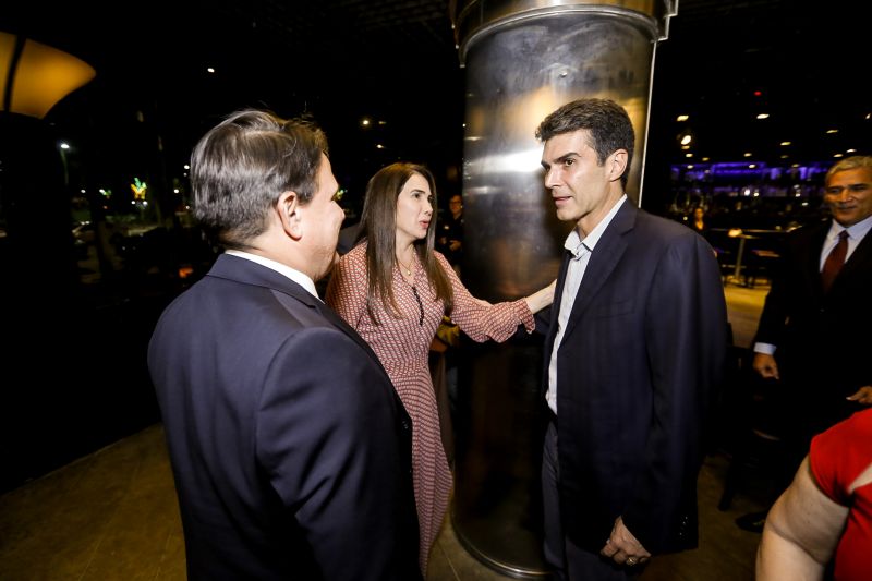 No próximo dia 24 de outubro, a organização das nações unidas (ONU) completa seu 74° aniversário de existência. Para celebrar, a associação do corpo consular no Estado do Pará (ACCP) realizou nesta segunda-feira (21), um jantar em comemoração. O evento contou com a presença de várias autoridades e teve como objetivo, estreitar cada vez mais as relações diplomáticas entre os consulados e as autoridades do Estado. O Governador do Pará, Helder Barbalho participou do evento. <div class='credito_fotos'>Foto: Marcelo Seabra / Ag. Pará   |   <a href='/midias/2019/originais/5588_2c637d94-64e3-c2ec-3890-4e71180f0d5e.jpg' download><i class='fa-solid fa-download'></i> Download</a></div>