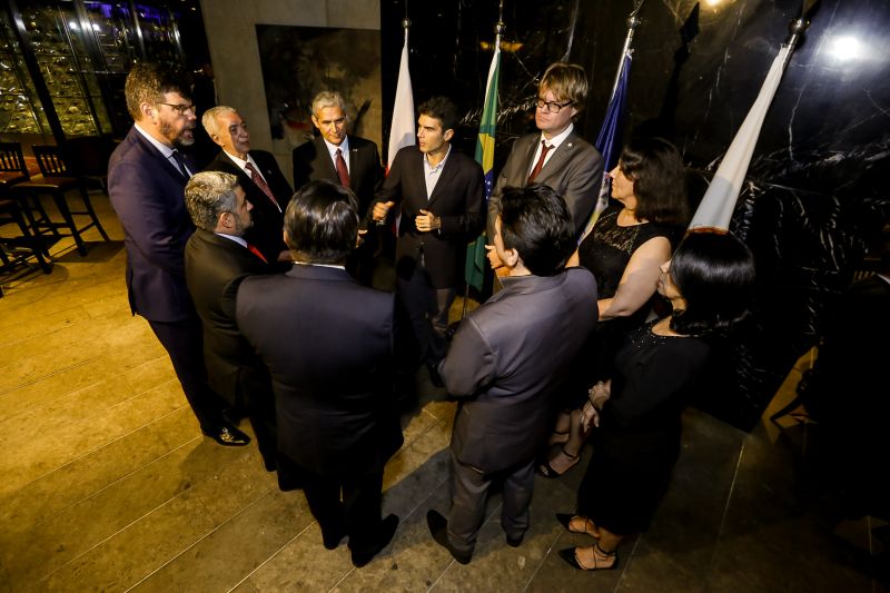 No próximo dia 24 de outubro, a organização das nações unidas (ONU) completa seu 74° aniversário de existência. Para celebrar, a associação do corpo consular no Estado do Pará (ACCP) realizou nesta segunda-feira (21), um jantar em comemoração. O evento contou com a presença de várias autoridades e teve como objetivo, estreitar cada vez mais as relações diplomáticas entre os consulados e as autoridades do Estado. O Governador do Pará, Helder Barbalho participou do evento. <div class='credito_fotos'>Foto: Marcelo Seabra / Ag. Pará   |   <a href='/midias/2019/originais/5588_517c3226-e01a-353d-05a2-5379f710da88.jpg' download><i class='fa-solid fa-download'></i> Download</a></div>
