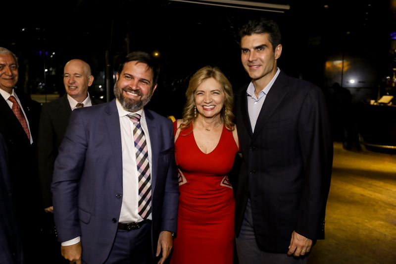 No próximo dia 24 de outubro, a organização das nações unidas (ONU) completa seu 74° aniversário de existência. Para celebrar, a associação do corpo consular no Estado do Pará (ACCP) realizou nesta segunda-feira (21), um jantar em comemoração. O evento contou com a presença de várias autoridades e teve como objetivo, estreitar cada vez mais as relações diplomáticas entre os consulados e as autoridades do Estado. O Governador do Pará, Helder Barbalho participou do evento. <div class='credito_fotos'>Foto: Marcelo Seabra / Ag. Pará   |   <a href='/midias/2019/originais/5588_a3cea516-854a-cb94-ad8d-65926ddafc56.jpg' download><i class='fa-solid fa-download'></i> Download</a></div>