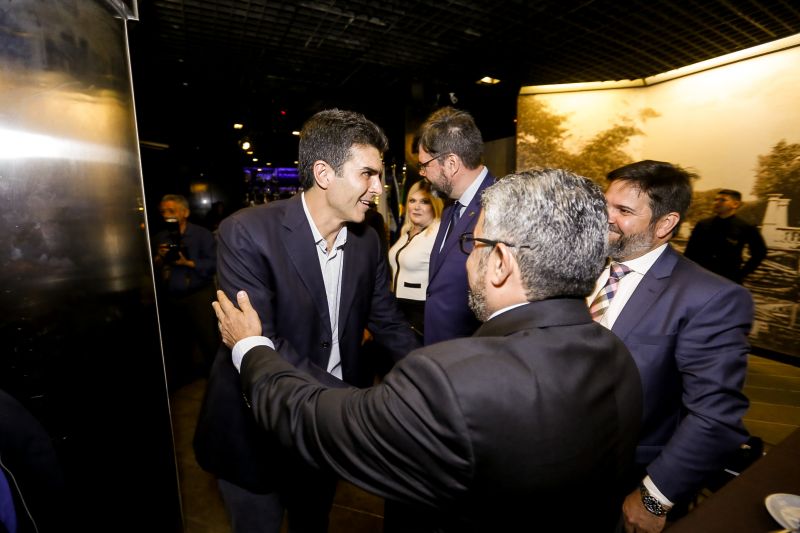 No próximo dia 24 de outubro, a organização das nações unidas (ONU) completa seu 74° aniversário de existência. Para celebrar, a associação do corpo consular no Estado do Pará (ACCP) realizou nesta segunda-feira (21), um jantar em comemoração. O evento contou com a presença de várias autoridades e teve como objetivo, estreitar cada vez mais as relações diplomáticas entre os consulados e as autoridades do Estado. O Governador do Pará, Helder Barbalho participou do evento. <div class='credito_fotos'>Foto: Marcelo Seabra / Ag. Pará   |   <a href='/midias/2019/originais/5588_de98e03e-e248-c92c-c27a-2ad58b2d03fa.jpg' download><i class='fa-solid fa-download'></i> Download</a></div>