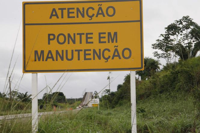 Desde as primeiras horas da manhã desta segunda-feira (8), agentes do Departamento de Trânsito do Estado do Pará (Detran), estão na Rodovia PA-483 (Alça Viária), em frente ao trevo que dá acesso ao município de Acará, próximo à ponte do Rio Moju, sinalizando a área e orientando motoristas que trafegam pelo local. As ações fazem parte do planejamento estratégico posto em prática pelo Governo do Pará, a fim de reduzir os danos causados pela queda de parte da ponte do Rio Moju, no último sábado (6). As ações são realizadas no local do acidente e nas rotas alternativas que possam permitir, com segurança, o fluxo de pessoas e veículos.

FOTO: FERNANDO ARAÚJO / AGÊNCIA PARÁ
DATA: 07.04.2019
MOJU - PA <div class='credito_fotos'>Foto: Fernando Araújo/Ag. Pará   |   <a href='/midias/2019/originais/5591a693-367a-431f-abae-6c73f0928484.jpg' download><i class='fa-solid fa-download'></i> Download</a></div>
