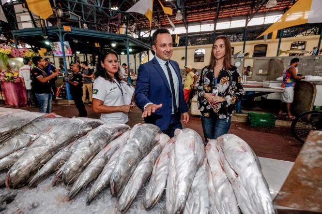 Uma equipe de fiscais do Procon do Pará esteve nesta terça-feira (16), desde às 8h30, no mercado de peixe do Ver-o-Peso, realizando ações de fiscalização dentro da Operação Páscoa 2019. O trabalho realizado pela Diretoria de Proteção e Defesa do Consumidor do Pará, vinculada à Secretaria de Estado de Justiça e Direitos Humanos (Sejudh), busca identificar e inibir abusos na comercialização de pescado e outros produtos muito procurados nesta época do ano.

FOTO: FERNANDO ARAÚJO / AGÊNCIA PARÁ
DATA: 16.04.2019
BELÉM - PARÁ <div class='credito_fotos'>Foto: Fernando Araújo/Ag. Pará   |   <a href='/midias/2019/originais/55ae4e19-59f1-4db9-a73d-435e31942519.jpg' download><i class='fa-solid fa-download'></i> Download</a></div>