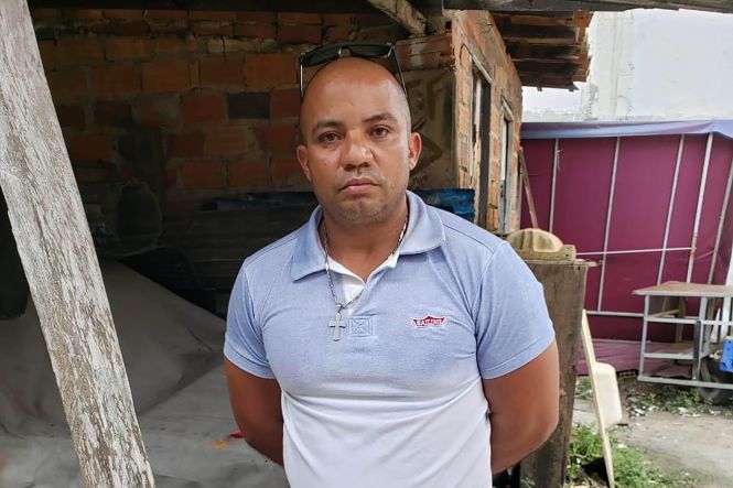 O Sistema de Segurança Pública do Pará divulgou na tarde desta sexta-feira (24), em entrevista coletiva em Belém, que as investigações realizadas pela Polícia Civil já desvendaram as 11 mortes ocorridas no bairro do Guamá, no último domingo (19). Oito pessoas estão envolvidas no crime, entre elas quatro policiais militares. Um dos militares foi preso hoje durante a Operação Kratos (na mitologia grega, um semideus que personifica a força e o poder), deflagrada pela Polícia Civil em parceria com a Polícia Militar, para cumprir mandados de prisão decretados pela Justiça. No final da tarde, outro policial militar acusado de envolvimento no crime se entregou na sede da Delegacia-Geral, em Belém.

FOTO: ASCOM / POLÍCIA CIVIL
DATA: 24.05.2019
BELÉM - PARÁ <div class='credito_fotos'>Foto: Ascom / Policia Civil   |   <a href='/midias/2019/originais/55ce7a54-511a-4eca-8e93-c5edbddda4c8.jpg' download><i class='fa-solid fa-download'></i> Download</a></div>