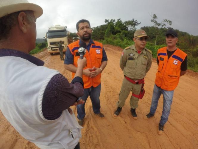 Por conta das fortes chuvas, um trecho da BR-163 entre o distrito de Morais de Almeida – pertencente ao município de Itaituba – e a cidade de Novo Progresso teve que ser parcialmente bloqueado pelo Departamento Nacional de Infraestrutura e Trânsito (Dnit), o que causou um congestionamento de cerca de 80 km na rodovia. 

FOTO: DIVULGAÇÃO
DATA: 06.03.2019
BELÉM - PARÁ <div class='credito_fotos'>Foto: Divulgação   |   <a href='/midias/2019/originais/55d311d2-d31b-4268-8054-6d08664f7c88.jpg' download><i class='fa-solid fa-download'></i> Download</a></div>