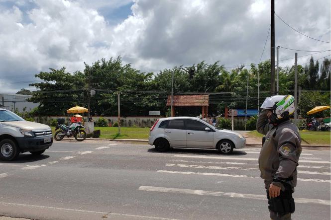 O Departamento de Trânsito do Estado (Detran/PA) intensificou as ações de fiscalização durante o segundo final de semana do pré-carnaval da Cidade Velha, em Belém. No total, 27 condutores foram autuados por dirigir sob influência de álcool, sendo que 11 deles, irão responder criminalmente por conduzir veículo automotor na via pública estando com concentração de álcool por litro de sangue igual ou superior a 6 decrigramas ou sob influência de qualquer outra substância psicoativa, de acordo com o artigo 306 do Código de Trânsito Brasileiro (CTB). Três pessoas se recusaram a fazer o teste do etilomêntro, conhecido popularmente como bafomêtro.

FOTO: ASDECOM /  DETRAN
DATA: 04.02.2019
BELÉM - PARÁ <div class='credito_fotos'>Foto: ASDECOM / DETRAN   |   <a href='/midias/2019/originais/55d7a32f-775f-4d5e-a4b0-ff76c0e675d8.jpg' download><i class='fa-solid fa-download'></i> Download</a></div>