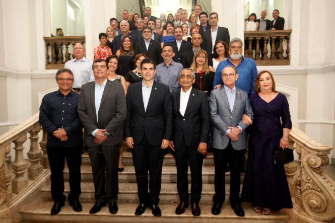 Depois de receber o Título Honorífico de Cidadão do Pará, concedido pelo Poder Legislativo, o General do Exército, Paulo Sérgio Nogueira de Oliveira, Comandante Militar do Norte (CMN) esteve, nesta segunda-feira (15), com o governador Helder Barbalho em um jantar alusivo ao Dia do Exército Brasileiro, realizado na sede do CMN, em Belém. 

FOTO: MARCELO SEABRA / AGÊNCIA PARÁ
DATA: 16.04.2019
BELÉM - PARÁ <div class='credito_fotos'>Foto: Marcelo Seabra / Ag. Pará   |   <a href='/midias/2019/originais/55fb447e-840a-4c3c-b560-426c72b19db6.jpg' download><i class='fa-solid fa-download'></i> Download</a></div>