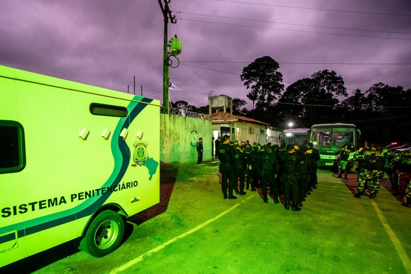 Todos os 166 internos do Centro de Recuperação Regional de Altamira (CRRALT) e outros 66 da Central de Triagem de Altamira foram transferidos, nesta terça-feira (5), para o Complexo Penitenciário de Vitória do Xingu, inaugurado na segunda (4). A operação foi coordenada pela Superintendência do Sistema Penitenciário do Pará (Susipe) com o apoio dos agentes prisionais concursados e Comando de Operações Penitenciárias (Cope). Para garantir a segurança, a transferência ocorreu de forma sigilosa, com início às 5h da manhã e chegada ao complexo às 9h. <div class='credito_fotos'>Foto: Marco Santos / Ag. Pará   |   <a href='/midias/2019/originais/5633_c74c6287-951d-709d-bd71-fed246a1d591.jpg' download><i class='fa-solid fa-download'></i> Download</a></div>