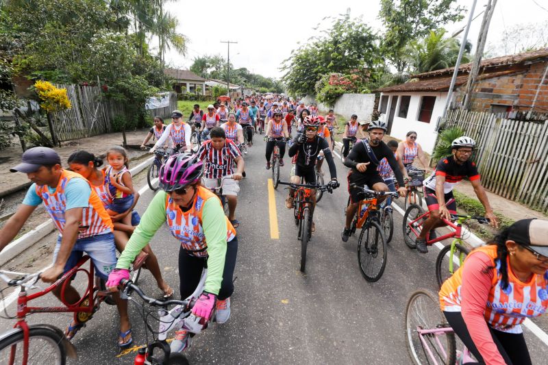 Avenida Camilo Pinto entregue a população de Benevides beneficia população. No ramo da floricultura, por exemplo, a nova PA404 proporciona mais eficiencia e qualidade aos produtores e consumidores.
Na foto: <div class='credito_fotos'>Foto: Marcelo Seabra / Ag. Pará   |   <a href='/midias/2019/originais/5648_c0d41d92-c0a4-0fac-2469-703a2ff907f4.jpg' download><i class='fa-solid fa-download'></i> Download</a></div>