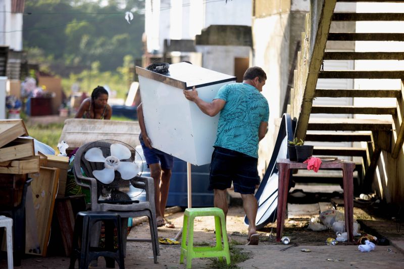 Uma operação integrada, coordenada pela Secretaria de Segurança Pública e Defesa Social do Pará (Segup), deu cumprimento, na manhã desta segunda-feira (11), ao mandado judicial de reintegração de posse do conjunto habitacional Pouso do Aracanga, localizado no bairro do Aurá, em Ananindeua, na Região Metropolitana de Belém. <div class='credito_fotos'>Foto: Bruno Cecim / Ag.Pará   |   <a href='/midias/2019/originais/5650_150974a6-f5e6-a34a-5eb3-330d1ac24b3e.jpg' download><i class='fa-solid fa-download'></i> Download</a></div>