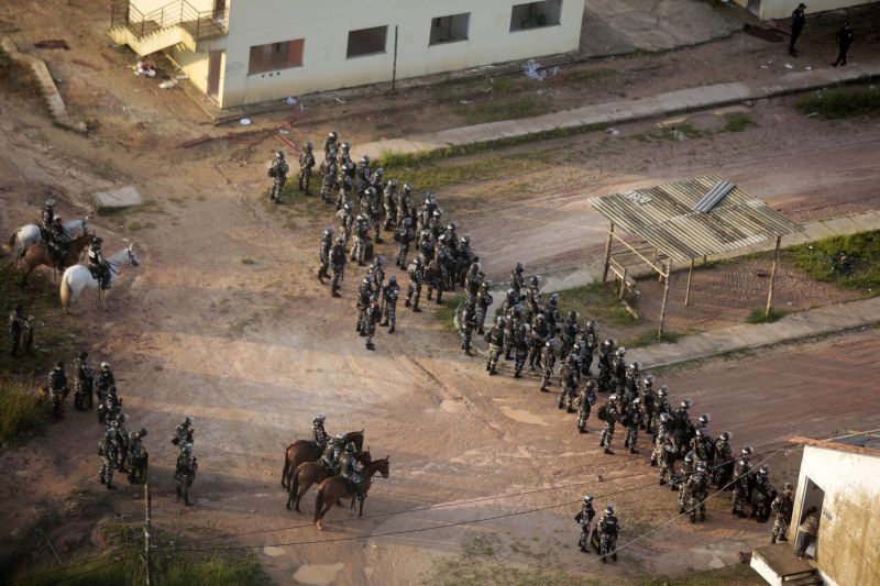 Uma operação integrada, coordenada pela Secretaria de Segurança Pública e Defesa Social do Pará (Segup), deu cumprimento, na manhã desta segunda-feira (11), ao mandado judicial de reintegração de posse do conjunto habitacional Pouso do Aracanga, localizado no bairro do Aurá, em Ananindeua, na Região Metropolitana de Belém. <div class='credito_fotos'>Foto: Bruno Cecim / Ag.Pará   |   <a href='/midias/2019/originais/5650_468183b1-368b-7eed-280e-6e0b8b0bd0a3.jpg' download><i class='fa-solid fa-download'></i> Download</a></div>