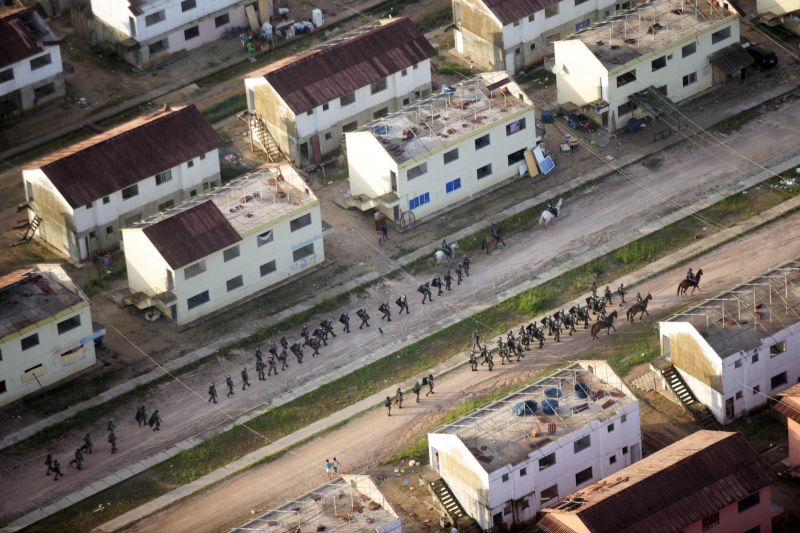Uma operação integrada, coordenada pela Secretaria de Segurança Pública e Defesa Social do Pará (Segup), deu cumprimento, na manhã desta segunda-feira (11), ao mandado judicial de reintegração de posse do conjunto habitacional Pouso do Aracanga, localizado no bairro do Aurá, em Ananindeua, na Região Metropolitana de Belém. <div class='credito_fotos'>Foto: Bruno Cecim / Ag.Pará   |   <a href='/midias/2019/originais/5650_4fa81eb6-a85f-638f-2ad5-25dce6fbc8ee.jpg' download><i class='fa-solid fa-download'></i> Download</a></div>